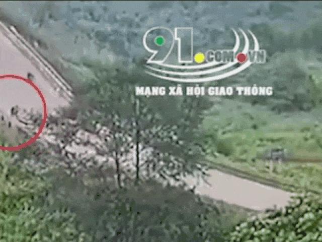 Media - Clip: Tông vào lan can cầu, người đi xe máy rơi xuống vực ở Lào Cai