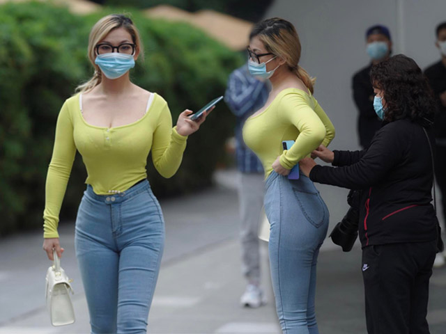 Thời trang - Cô gái nổi bật trên phố vì set đồ "bó giò" ôm sát đến mức khó cử động