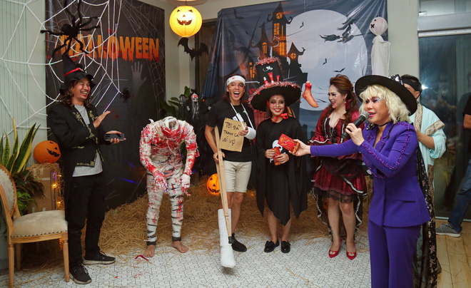 Việt Hương và gia đình vui vẻ ở lễ hội hóa trang, một nhân vật "lạ" gây bàn tán - 1