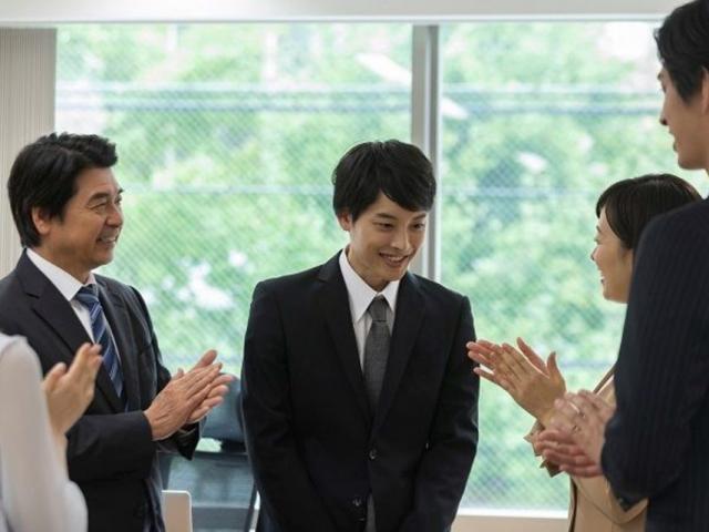 Bạn trẻ - Cuộc sống - Sếp nữ đau bụng nhờ lấy cốc nước ấm, ứng viên xử lý khiến sếp khen ngợi hết lời