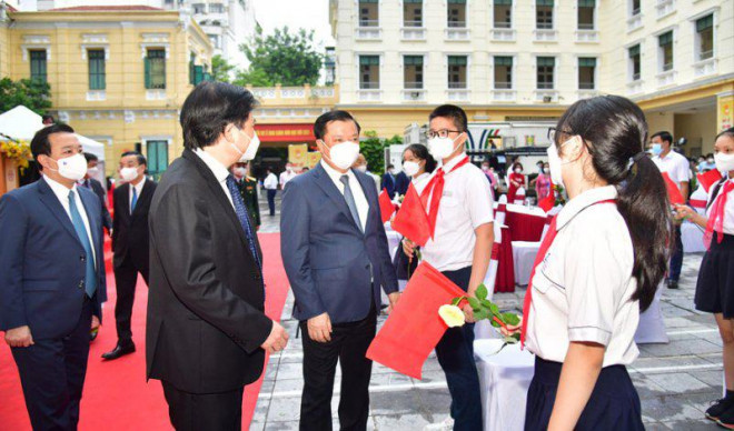 Bí thư Thành ủy Hà Nội Đinh Tiến Dũng động viên các học sinh bước vào năm học 2021-2022 đạt những thành tích xuất sắc.