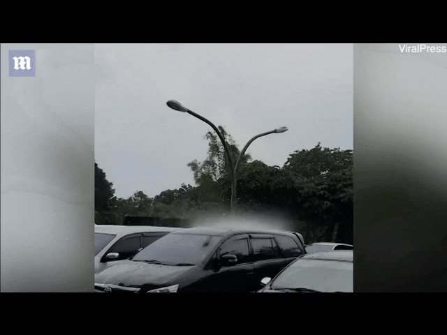 Cảnh cực kỳ hiếm thấy: Trời trút mưa xuống duy nhất một chiếc xe