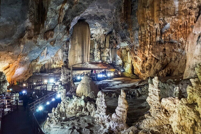 Động Thiên đường: Động Thiên Đường là một trong những hang động đẹp nhất mà bạn sẽ tìm thấy ở Phong Nha, động ẩn mình trên tuyến đường du lịch giữa Huế và Ninh Bình. 

