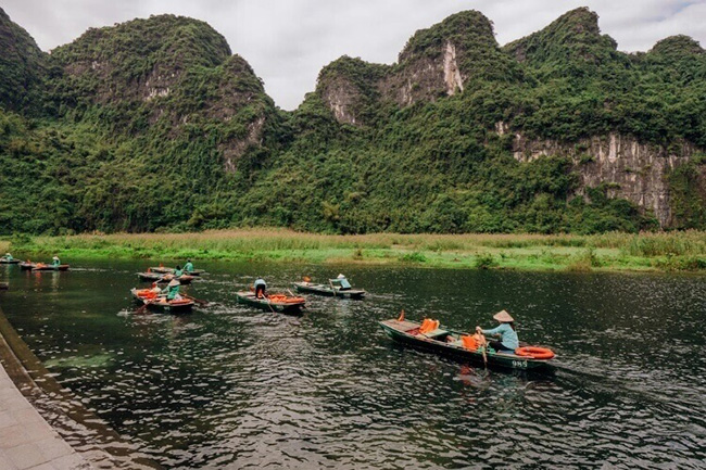 Tam Cốc cổ kính thuộc tỉnh Ninh Bình là&nbsp;nơi có những vách đá vôi lởm chởm trên cánh đồng lúa tươi tốt và những ngôi chùa cổ kính. Một trong những điểm hấp dẫn nhất của Tam Cốc là du ngoạn hang động trên chiếc thuyền tam bản và nghe&nbsp;giới thiệu về&nbsp;những&nbsp;khung cảnh thiên nhiên tuyệt vời nhất.
