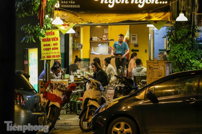 Theo ghi nhận của PV, trong những ngày gần đây, còn nhiều quán ăn, quán cà phê còn "câu giờ" khi cố tình dọn hàng chậm chạp hoặc công khai ngồi quá thời gian quy định