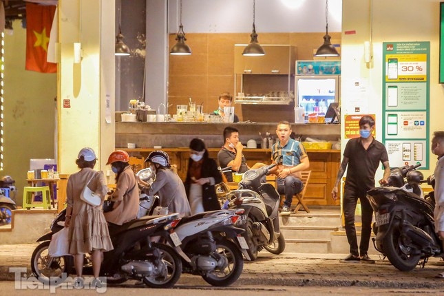 Sau 21h, khách vẫn nán lại trong một quán cà phê trên phố Hào Nam (quận Đống Đa, Hà Nội).