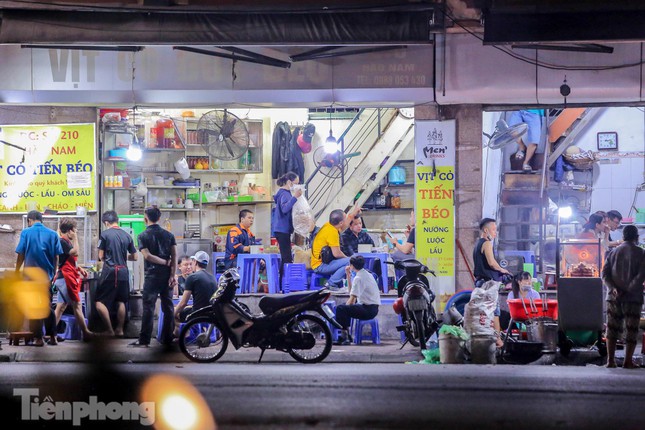 Vài quán ăn trên phố Hào Nam chưa chấp hành đúng quy định.