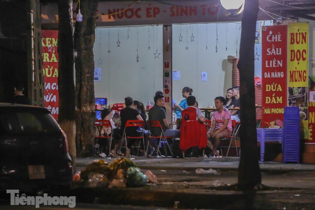 Đông khách ngồi lại tại quán nước trên đường Nguyễn Chí Thanh (quận Ba Đình, Hà Nội).