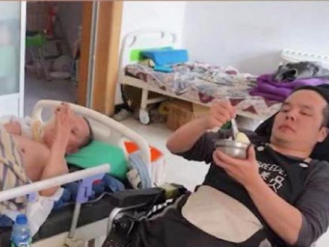 Bạn trẻ - Cuộc sống - Xúc động con trai bại liệt chăm cha 62 tuổi nằm bất động trên giường