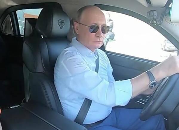 Hình ảnh Tổng thống Nga Vladimir Putin từng lái thử xe Aurus hồi tháng 7/2021