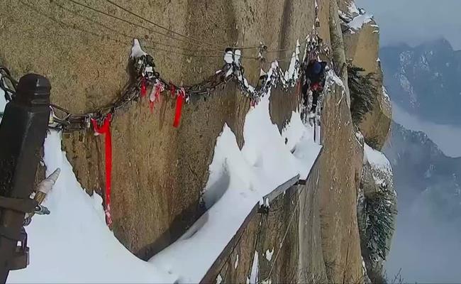 Đầu tiên phải kể đến nghề dọn tuyết trên núi cao tại Trung Quốc. Cụ thể, người ta sẽ dọn tuyết trên đường ván gỗ cheo leo trên ngọn núi cao hơn 2.100m. 
