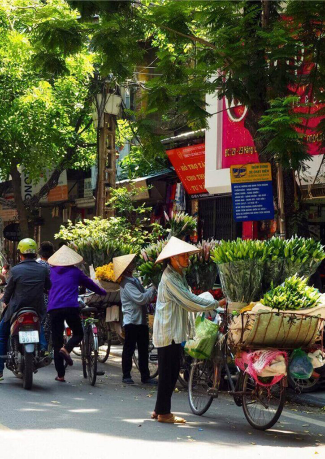 Phố cổ Hà Nội: Một trong những nơi tuyệt nhất để tham quan ở Hà Nội là khu phố cổ sôi động. Khu phố đan xen như mê cung này có bề dầy lịch sử hơn 1000 năm, với hàng chục con hẻm và đường phố để khám phá, mỗi con hẻm đều có các cửa hàng thương mại bán đủ mọi thứ mà bạn cần. 
