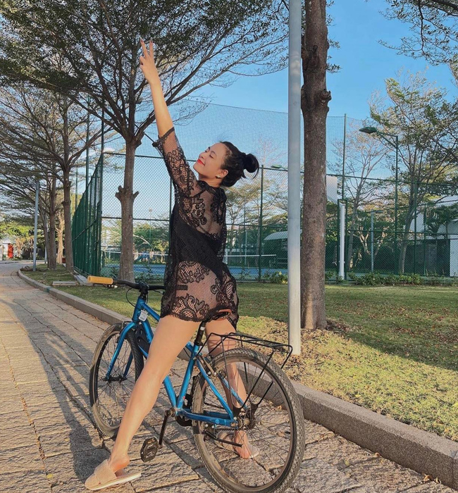 &#34;Việc tập luyện tích cực ở cường độ cao kết hợp với chế độ ăn uống phù hợp mà vóc dáng của tôi luôn được kiểm soát ở mức tốt nhất&#34;, cô nói.
