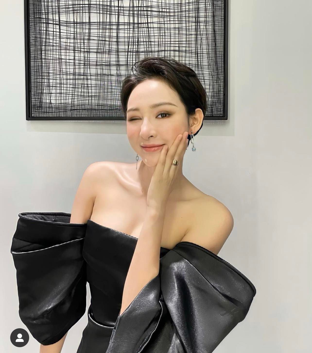 Đôi khi Hiền Hồ phá cách, cá tính hơn với thiết kế được làm từ chất liệu da bóng. Những chiếc váy cup ngực sẽ không còn đơn điệu khi được tạo phần ống tay hiệu ứng cánh bướm, gấp nếp. Đây cũng là điểm nhấn đắt giá của trang phục để Hiền Hồ thu hút hơn khi trình diễn trên sân khấu.
