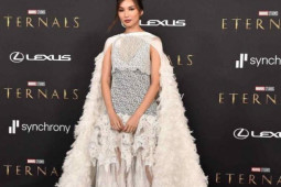 Thảm đỏ rực rỡ với xu hướng váy Cape