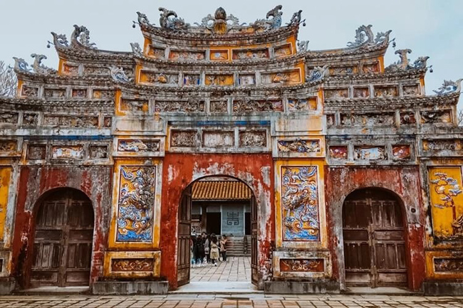 Kinh thành Huế: Nằm trong thành phố lịch sử và văn hóa, kinh thành Huế là một trong những địa danh nổi tiếng nhất của Việt Nam. Triều đại nhà Nguyễn trị vì ở đây gần 150 năm trong một lăng tẩm được bao bọc bởi những bức tường cao 6m và được tạo ra để mô phỏng Tử Cấm Thành ở Bắc Kinh. 
