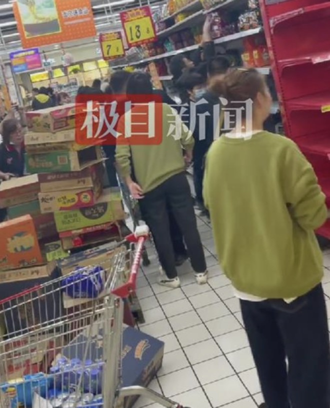 Người dân Trung Quốc những ngày qua đổ xô đi mua lương thực&nbsp;ở siêu thị.