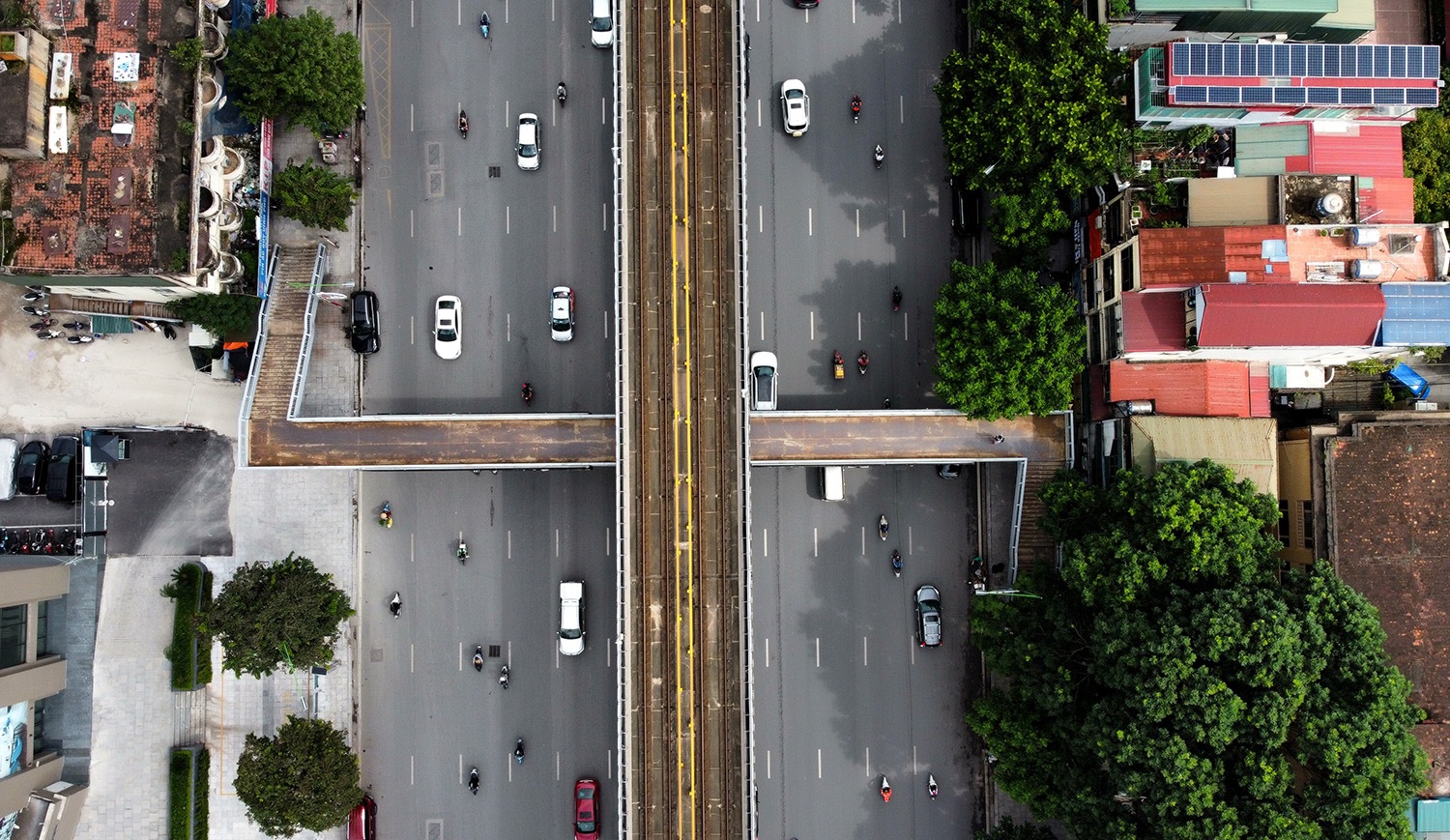 Hà Nội xây dựng nhiều cầu vượt bộ hành nhằm giảm tai nạn giao thông, nhưng hiện nay, những cây cầu này thưa thớt người đi lại, thậm chí có nơi trở thành điểm hút chích ma túy.
