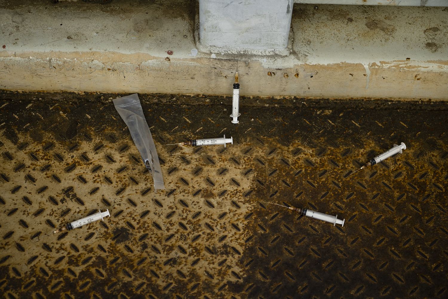 Hà Nội: Hãi hùng kim tiêm dính đầy máu nằm la liệt trên cầu đi bộ - 3