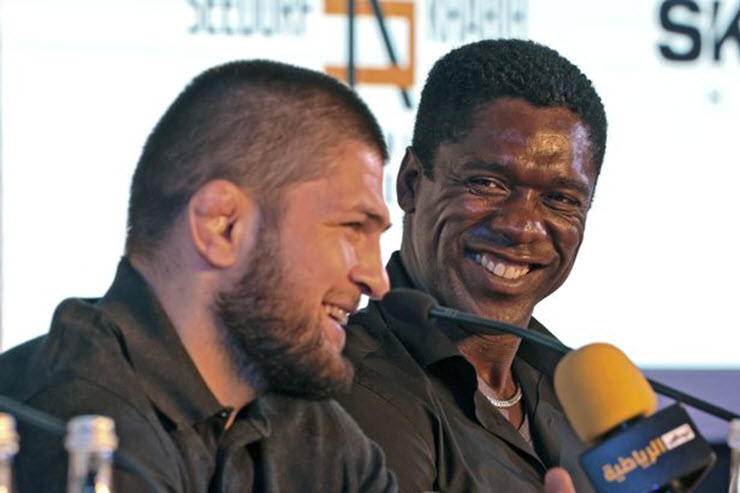 Khabib (trái) và Seedorf (phải) mở học viện "bóng đá MMA"