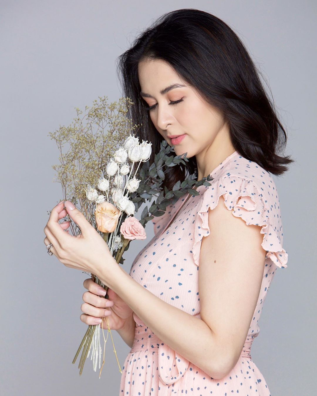 Ngay cả khi trang điểm nhẹ nhàng, cô cũng thu hút mọi ánh nhìn nhờ đường nét gương mặt&nbsp;hài hòa, cân đối.