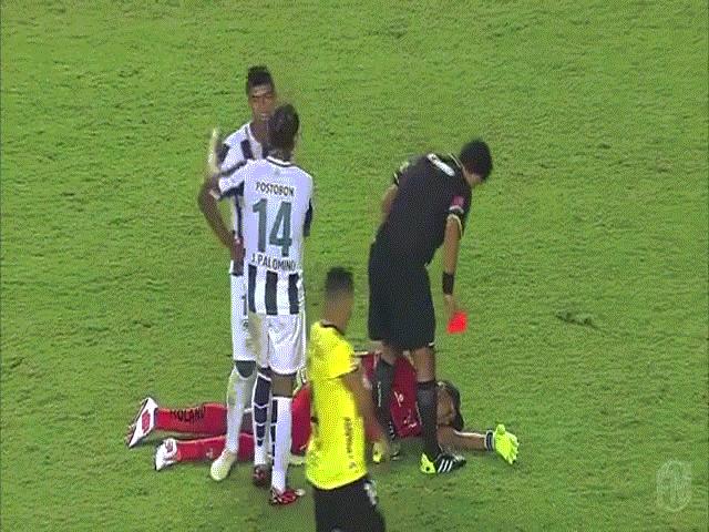 Phi thường - kỳ quặc - Video: Giả vờ ngất để né thẻ đỏ, thủ môn khiến nhiều người "cười ra nước mắt"