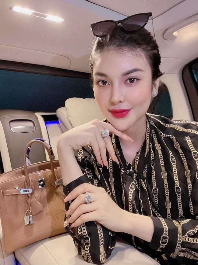 Nhờ đầu tư "ăn nên làm ra", Lily Chen khá thoải mái trong việc mua sẵm. Nữ ca sĩ Tây Ninh không ngại chi một khoản tiền khổng lồ cho sở thích dùng hàng hiệu.
