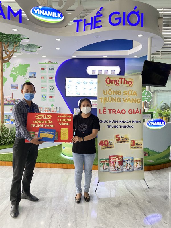 Chị Thu Thảo - Quận Bình Tân, TP.HCM, một trong những khách hàng may mắn “rinh” giải đặc biệt – 1 lượng vàng