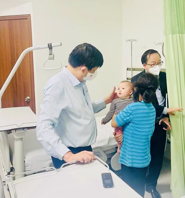 Bộ trưởng Bộ Y tế Nguyễn Thanh Long thăm, trò chuyện với gia đình cháu bé bị tiêm nhầm vaccine đang theo dõi sức khoẻ tại Bệnh viện Saint Paul ... Ảnh: T.Q- SKĐS.