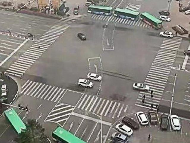 Thế giới - Covid-19 "đến ngõ", đèn giao thông ở thành phố Trung Quốc đồng loạt chuyển đỏ