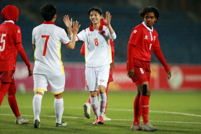 Thùy Trang (số 8) ăn mừng bàn thắng vào lưới Maldives tại Vòng loại Asian Cup 2022