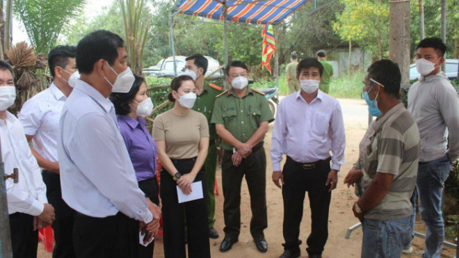 Đoàn công tác của Uỷ ban ATGT Quốc gia thăm hỏi gia đình nạn nhân TNGT ở huyện Xuân Lộc, Đồng Nai.