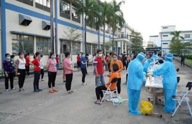 Lực lượng chức năng tỉnh Quảng Ninh tiến hành truy vết các trường hợp liên quan đến ca F0 tại Chi nhánh Công ty TNHH giày da Sao Vàng tại TP Uông Bí.