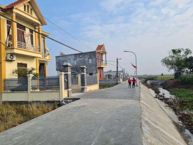 Đường liên xóm ở xã Hải Lộc, huyện Hải Hậu (Nam Định) được đổ bê tông, sạch đẹp. Ảnh: Dân Việt