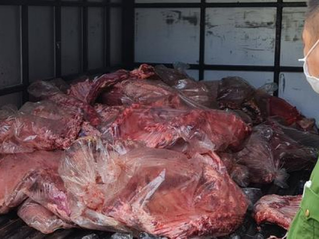 Thị trường - Tiêu dùng - Hơn 650 kg sườn lợn bốc mùi hôi thối, tiểu thương ở Nghệ An vẫn "nhắm mắt" mang đi tiêu thụ