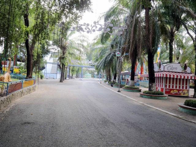 Tin tức trong ngày - Ngày đầu hoạt động trở lại, Công viên Đầm Sen vắng như chùa bà Đanh