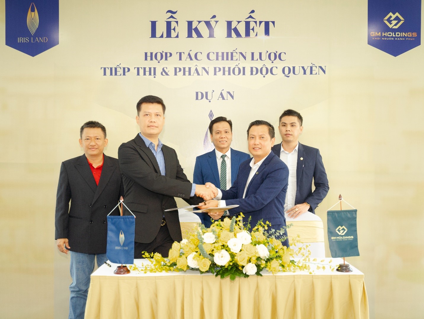 Ông Trần Cửu Long (bên trái) và ộng Nguyễn Phước Bảo Huy (bên phải) ký kết hợp tác chiến lược tiếp thị & phân phối độc quyền dự án Iris Residence.