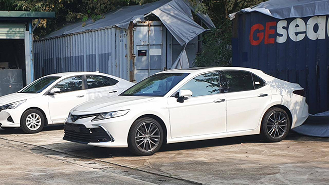 Toyota Camry Hybrid 2022 bất ngờ xuất hiện tại Việt Nam - 1