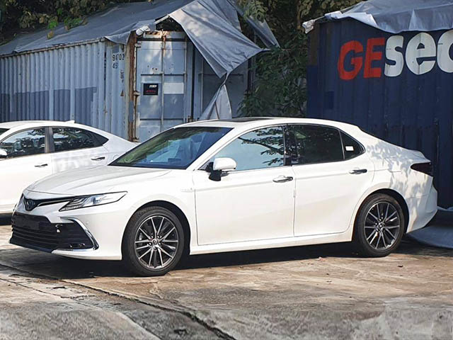 Ô tô - Toyota Camry Hybrid 2022 bất ngờ xuất hiện tại Việt Nam