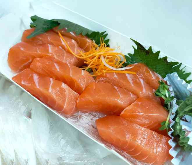 Theo CDC, omega-3 trong cá hồi giúp giảm nguy cơ mắc bệnh tim. Ảnh: NHẬT LINH