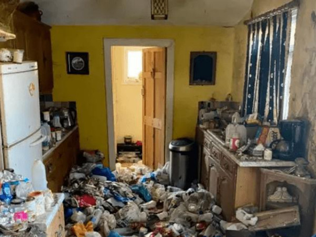 Bạn trẻ - Cuộc sống - Choáng với ngôi nhà phủ rác ngập tận đầu gối, khó có thể bước nổi chân