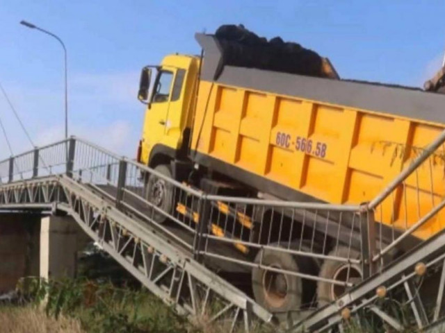 Tin tức trong ngày - Tạm giữ tài xế xe tải 48 tấn làm sập cầu 5 tấn ở Long An