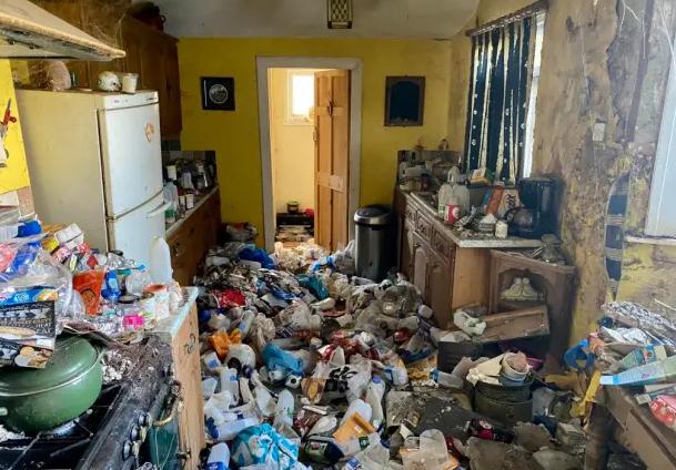 Bên trong căn hộ ngập rác rưởi khiến người xem "khóc thét". (Ảnh: Daily Mail)