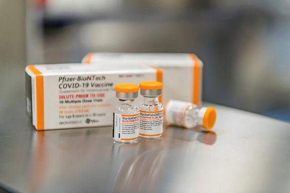 Để tránh tiêm nhầm lẫn, lọ vắc-xin Pfizer cho trẻ 5-11 tuổi đóng nắp màu cam - 2