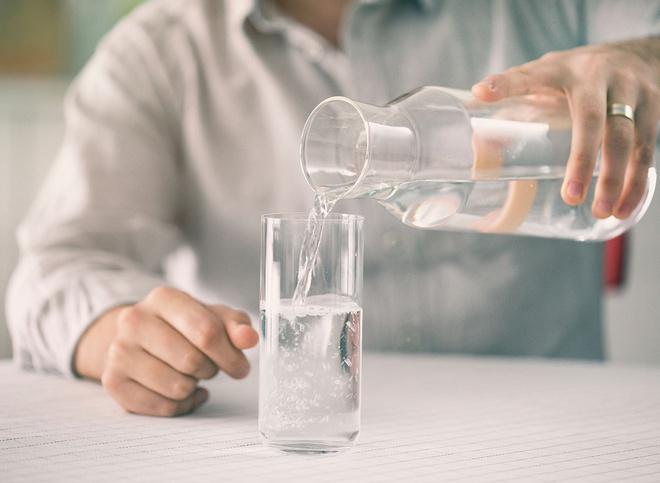 Người bệnh viêm đường tiết niệu cần uống nhiều nước để làm loãng nước tiểu, giúp loại bỏ vi khuẩn.