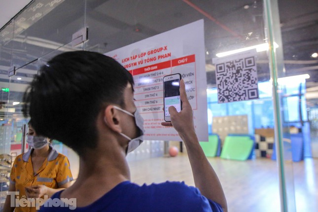 Để đảm bảo quy định phòng chống dịch, từ cửa ra vào, các hội viên phải quét QR Code để khai báo y tế.