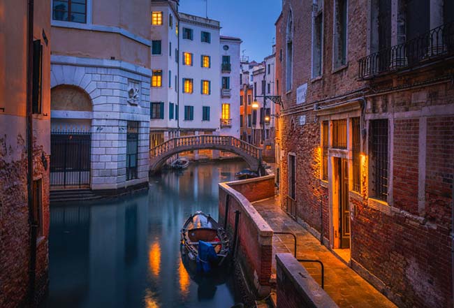 Những con hẻm ở Venice lúc nào cũng mang tới sự quyến rũ lạ thường. Bạn có thể tìm thấy nhiều con hẻm khác nhau thông qua các con đường nhỏ và kênh đào.
