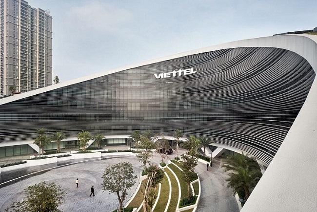 Được biết, ban đầu, Viettel dự định xây trụ sở theo hướng tòa tháp văn phòng 60 tầng nhưng sau đó đã quyết định phương án xây dựng độc đáo như hiện tại. Tòa nhà có hình dáng bầu dục được tối ưu hóa khuyến khích một môi trường làm việc cởi mở
