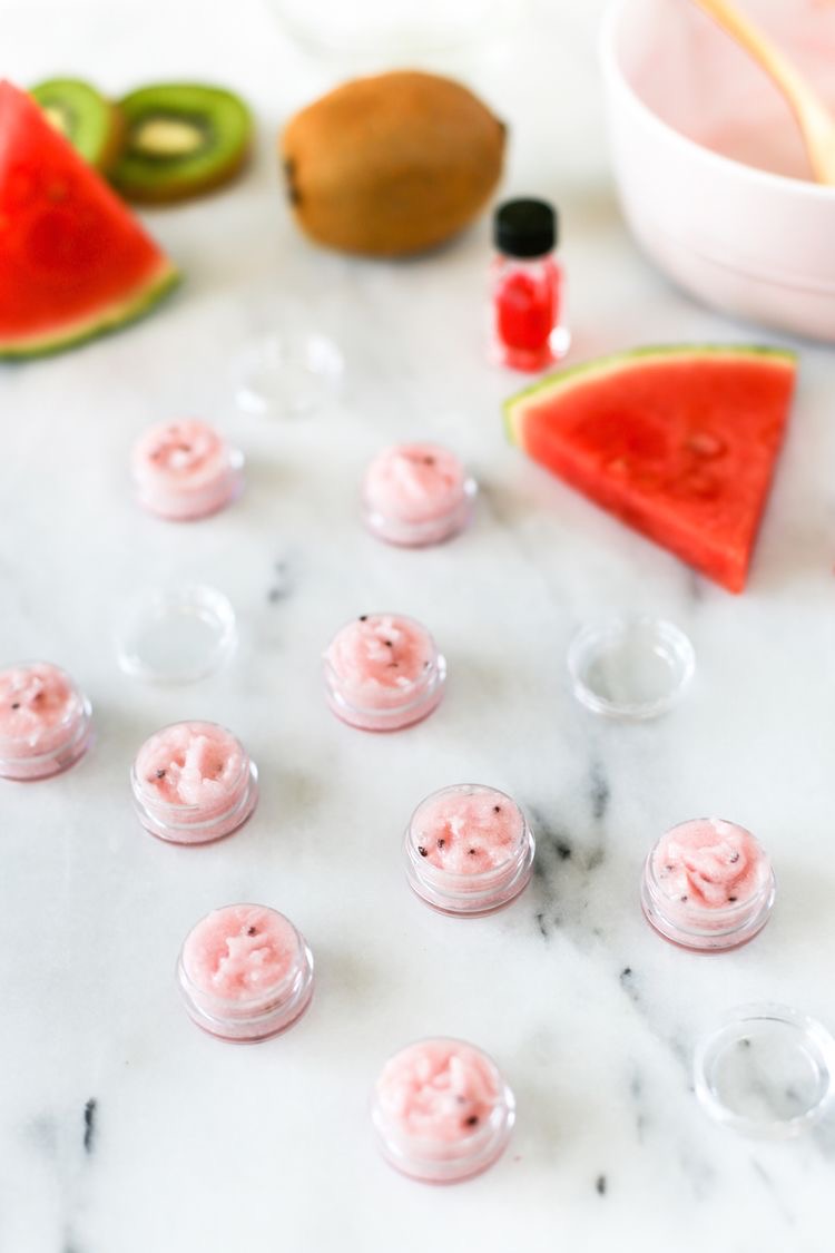 Cách dùng mật ong để lấy lại sắc môi tươi hồng xinh - 2