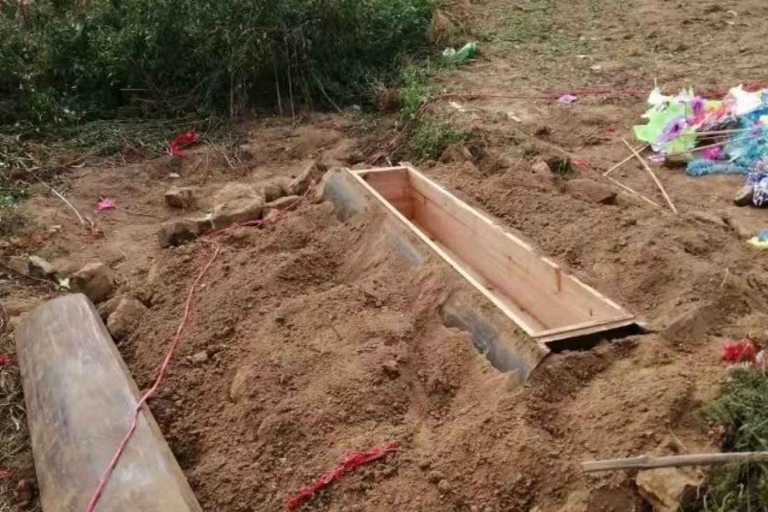 Quan tài trống rỗng của người mẹ sau khi chôn cất được một tháng (ảnh: SCMP)